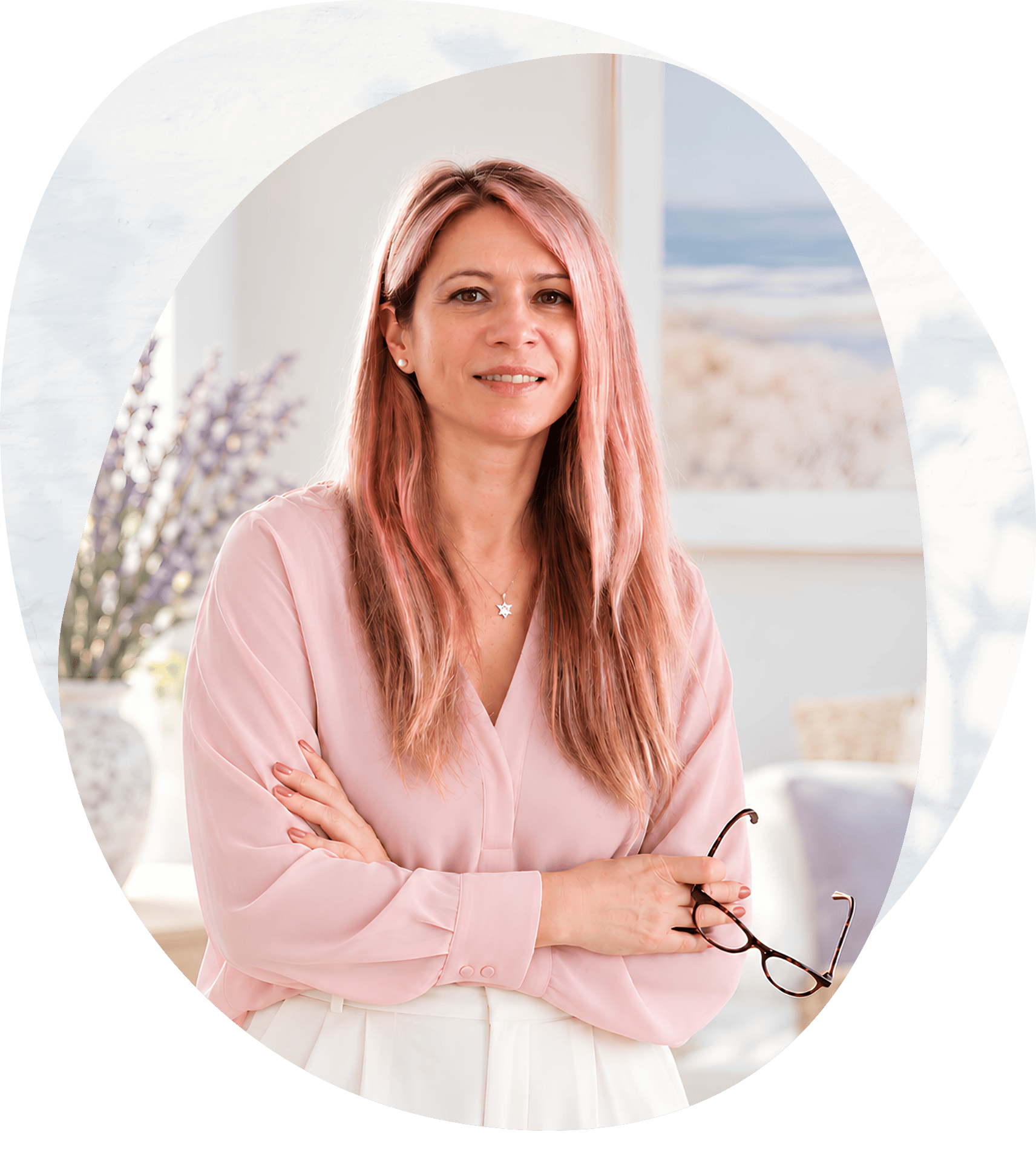 Simona Macovei, zâmbind, cu ochelarii în mână